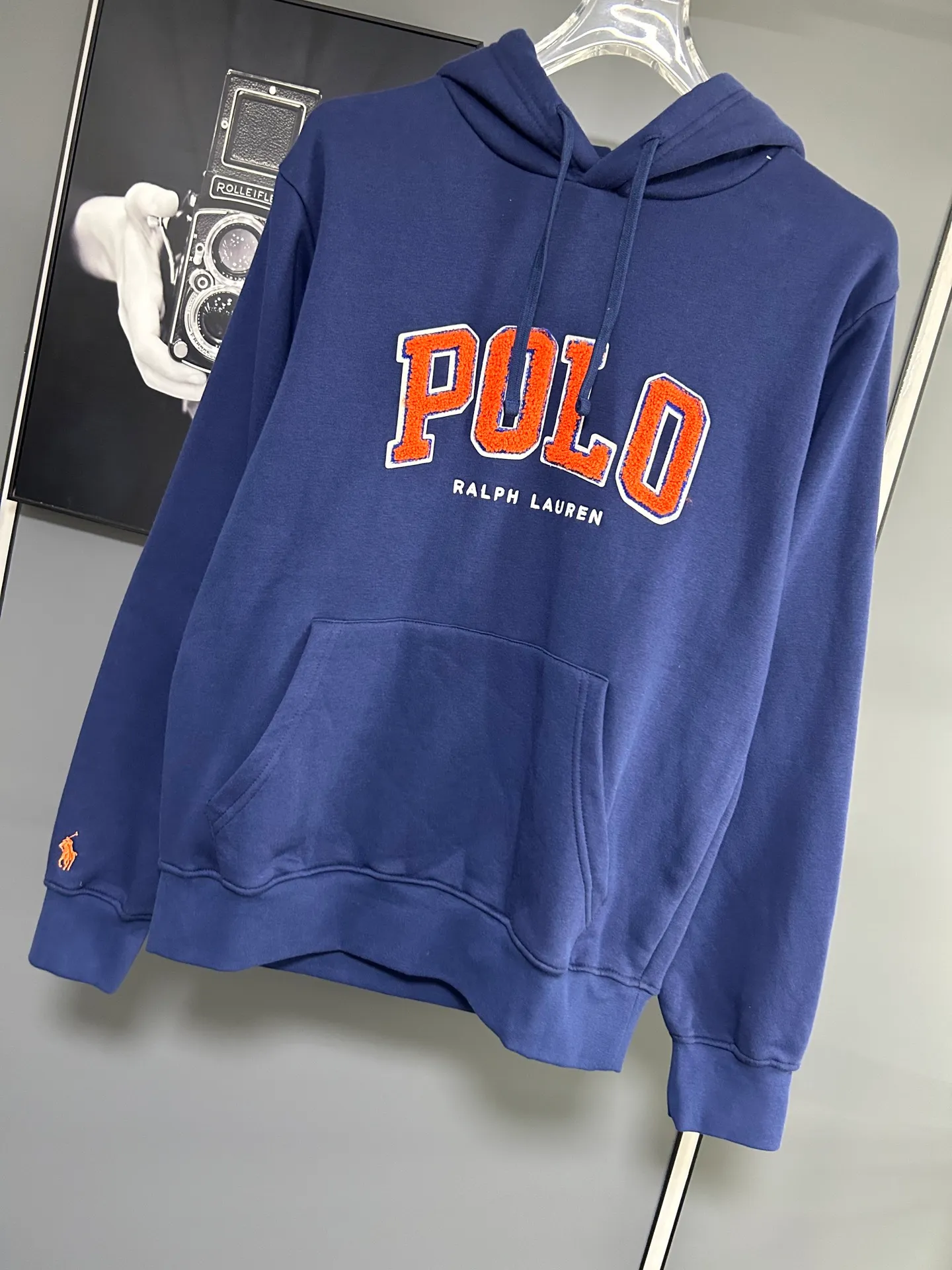 P230 𝗥𝗮𝗹𝗽𝗵 𝗟𝗮𝘂𝗿𝗲𝗻/Ralph Lauren🐎Towel embroidered hooded sweatshirt 380g Expo velvet hooded sweatshirt High-end official original one-to-one replica - customized original fabrics, accessories, hang tags, collar labels, and packaging are all made according to the original version to distinguish the cheap and wrong versions on the market This hooded sweatshirt is decorated with the simple style that represents Ralph Lauren and is paired with the classic Polo towel embroidery pattern, which is three-dimensional and full! The solid color fabric paired with exquisite embroidery instantly sets it off! Hooded sports design, loose and casual fit! The overall texture is very strong! Through the pictures, we can feel the thickness and texture of custom-woven and dyed threads. The workmanship is exquisite. They are shipped from major foreign trade factories. They are all made by masters with many years of experience. Everything is of high standards and requirements! Simple and versatile style ~ super delicate and soft, close to the body without being tied, all fabrics and accessories are original custom-made and of high quality! Perfectly reflects the brand’s sense of superiority! Standard cut, comfortable stretch, unrestricted movement! Highly practical, high-end and classy! Versatile style ~ can be paired with jeans or jogging pants. Ideal for transitioning from your morning commute to weekend events!  Color: Gray Blue Size: S-2XL